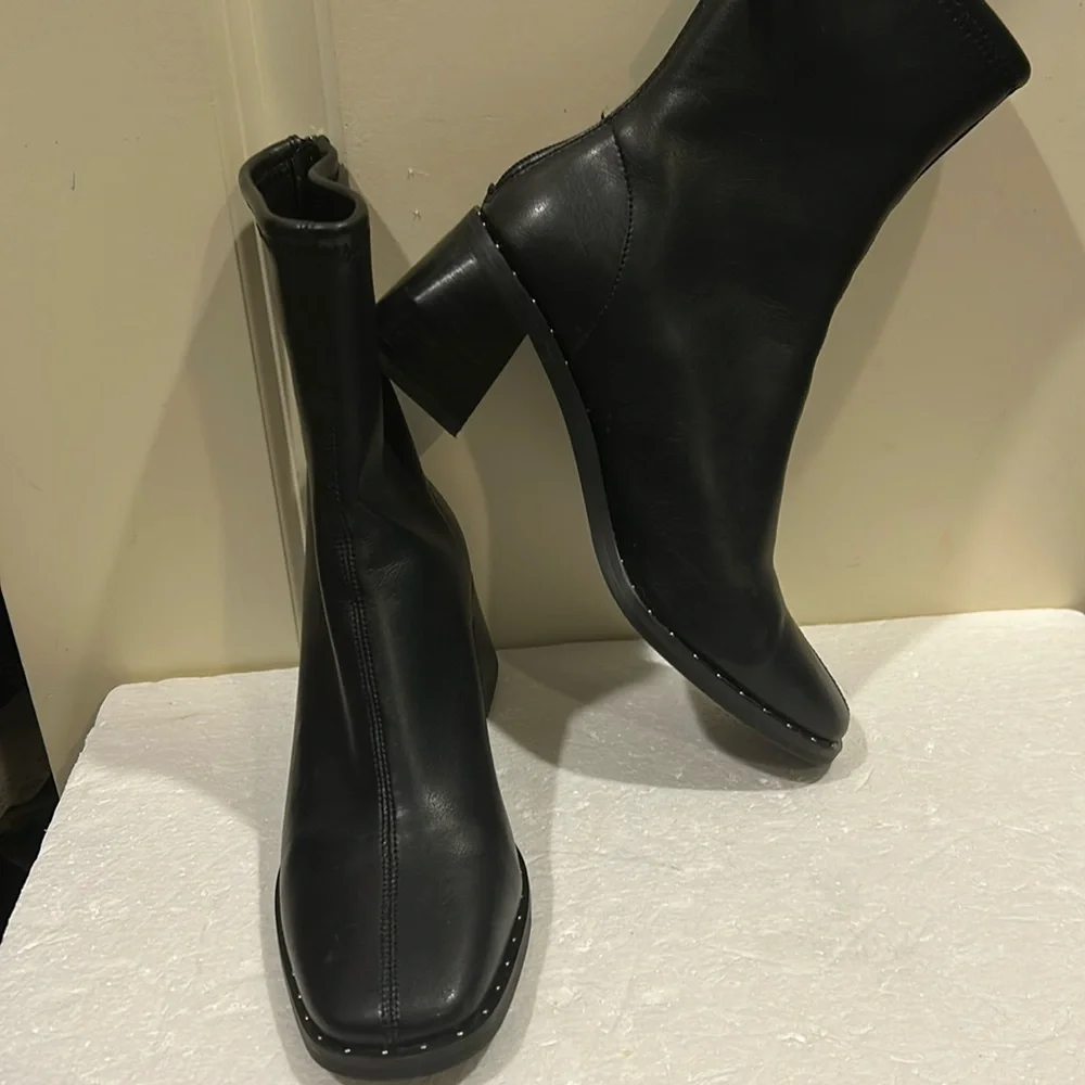 NWT Open Edit slant Block Heel embellish upper sole/zip ankle Boots size 6 black